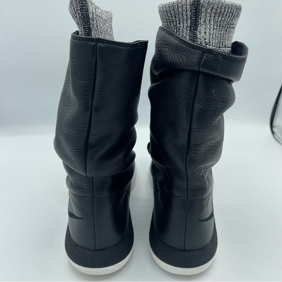 Nike Women’s Roshe Two Hi Flyknit Sneakers - Picture 3 of 8